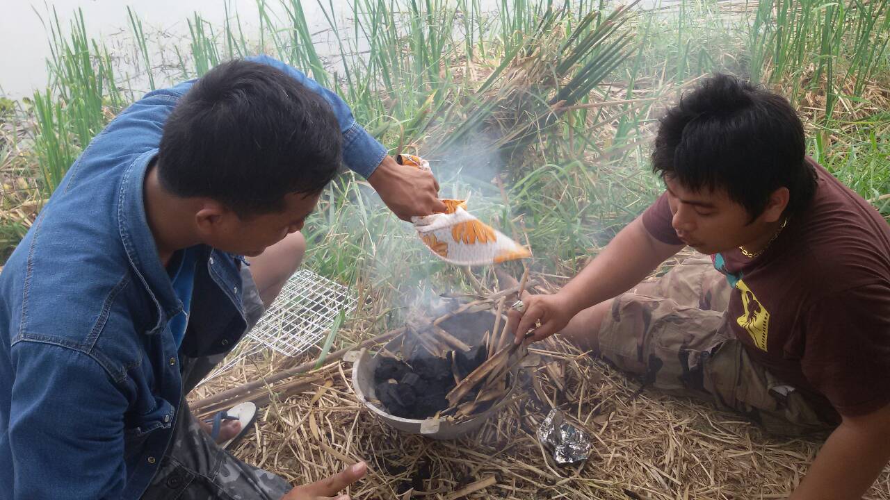 ลงเบ็ดไม่ทันใร ทางนี้ก่อไฟแล้วปลายังไม่ทันได้เลยครับ