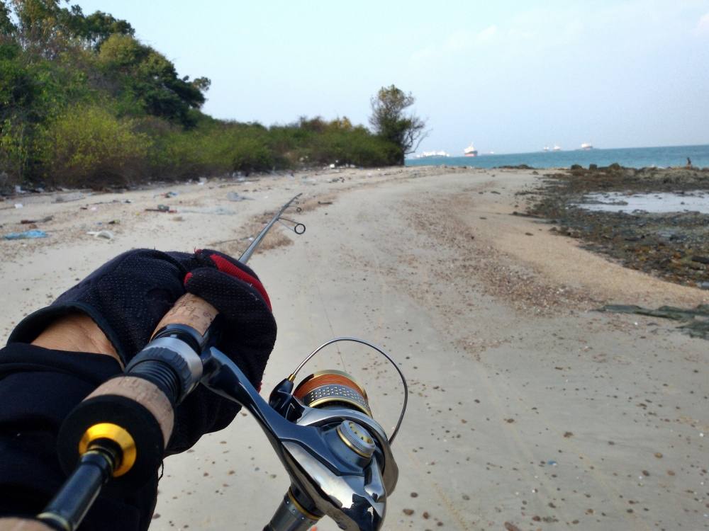 เดินลัดเลาะตามหาดไปเรื่อยๆครับ

บอกเลยว่าเศษแก้วเเตกเยอะมากครับ

ต้องถึงกับเดินย่องเลยทีเดียว

