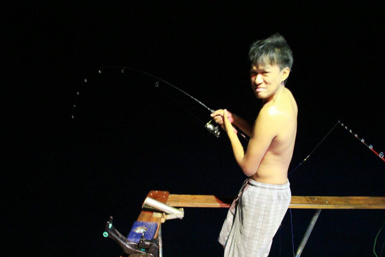 เห็นปลาหมึกขึ้นเล่นไฟ ก็เลยเอาคันเล็กใส่โยลองตกปลาหมึกดู หวังจะได้หมึกสดๆต้มกินกับมาม่า โยกขึ้นๆลงๆไ