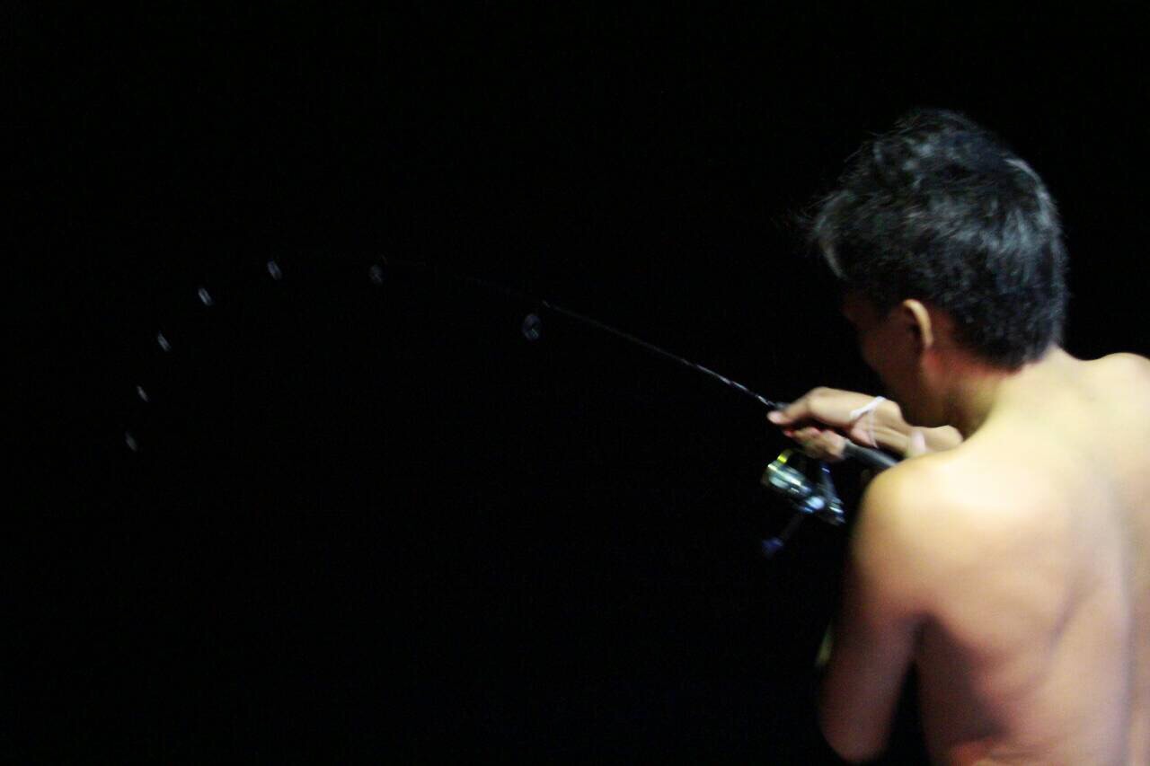 หลักจากที่ตื้อๆอยู่สักครู่นึง ชุดคันตกปลาหมึกเล็กๆกับสายเอ็น12ปอนด์ถูกกระชากออกแบบไม่มีทีท่าว่าจะหยุ