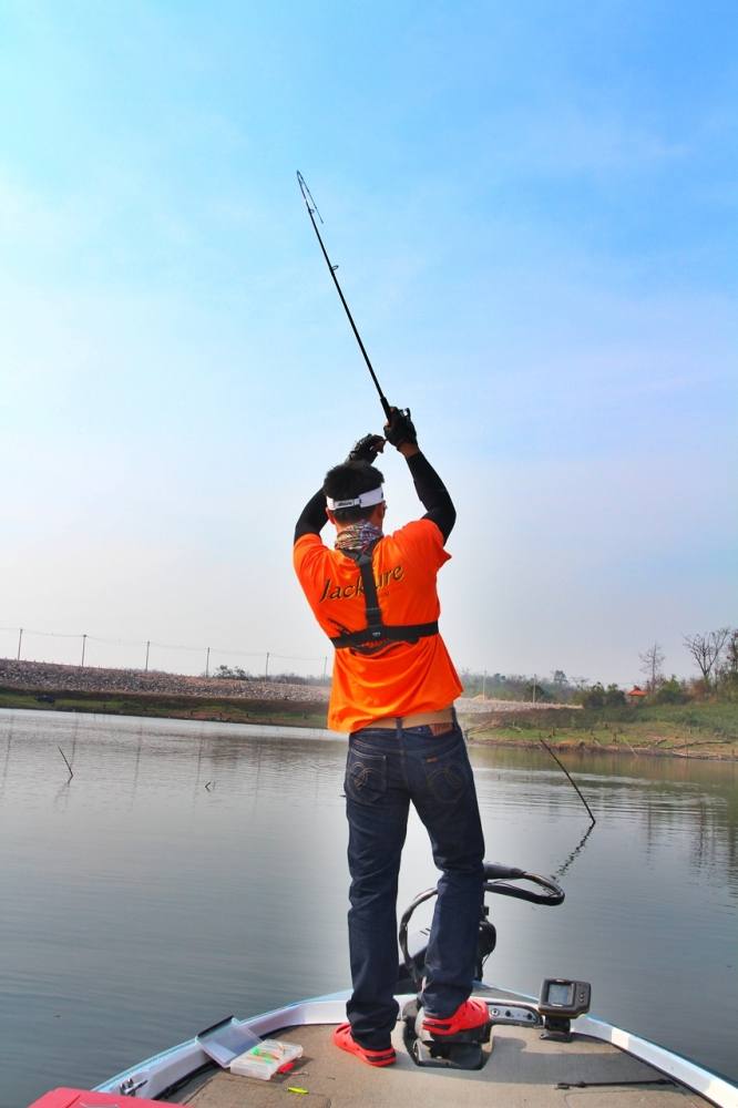 เป็นจังหวะที่ดีมากครับ  เพราะเรือเราโดนล้อมด้วยฝูงปลากระสูบ  จากปากทางเขื่อน   สงสัยก้าวเท้าออกมาดี 