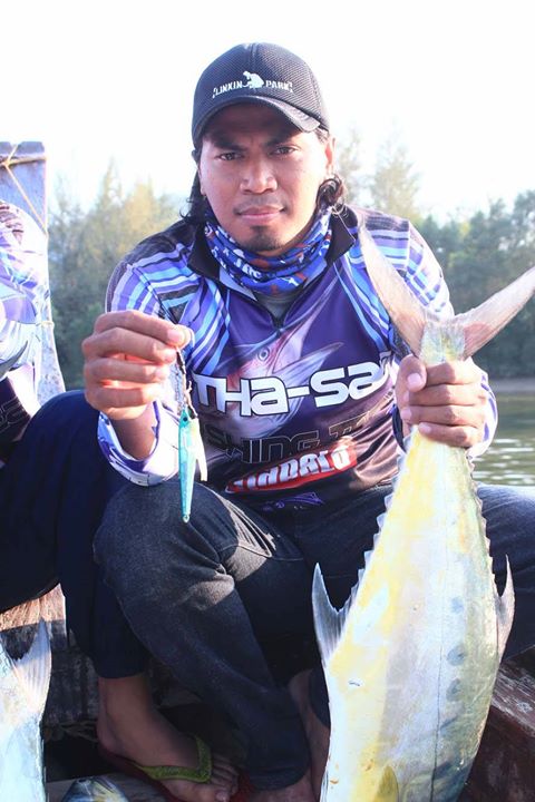 ผู้ร่วมทริปคนเเรก น้าโมทย์ชลบุรีครับ ท่านนี้เป็นเพื่อนกับผมตั้งแต่เรียนอนุบาลเลยก้อว่าได้ ตกปลาด้วยก