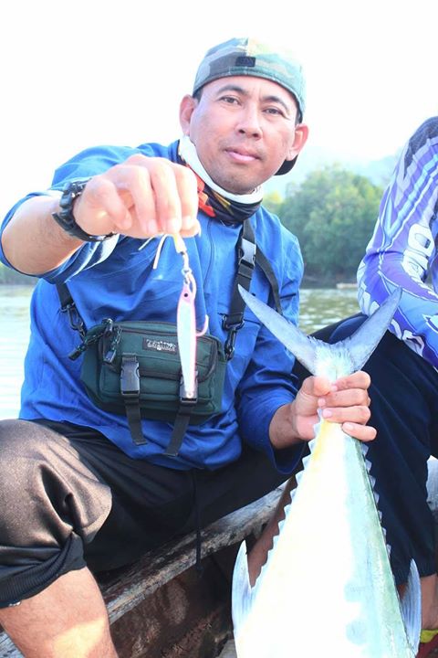 ท่านต่อมา บังซอ ท่านนี้ลุยตกปลาได้ทุกที่ทุกเวลาทั้งน้ำจืด น้ำกร่อย น้ำเค็ม แถมยังตกปลาอึดมากๆในทีม เ