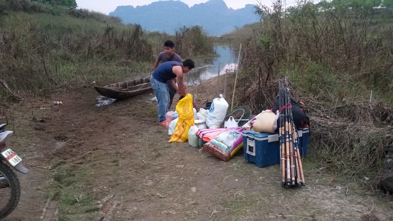 สัมภาระ เบ็ดหนึ่งมัด รำถุง  ปังปั่นถุง  ตามของรับประทาน 
เต็มเรือพอดีครับ   :laughing: :laughing: :