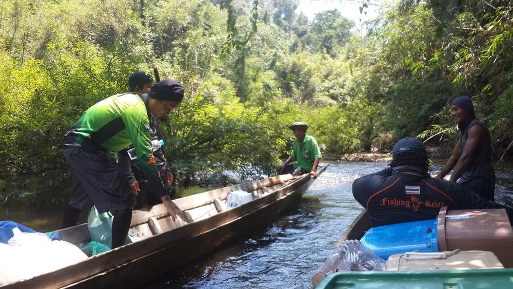 น้าเสือลงเข็นเรือทุกแก่งครับ แถมสะพายกล้องตัวโต ฟิตจริงๆ :grin: