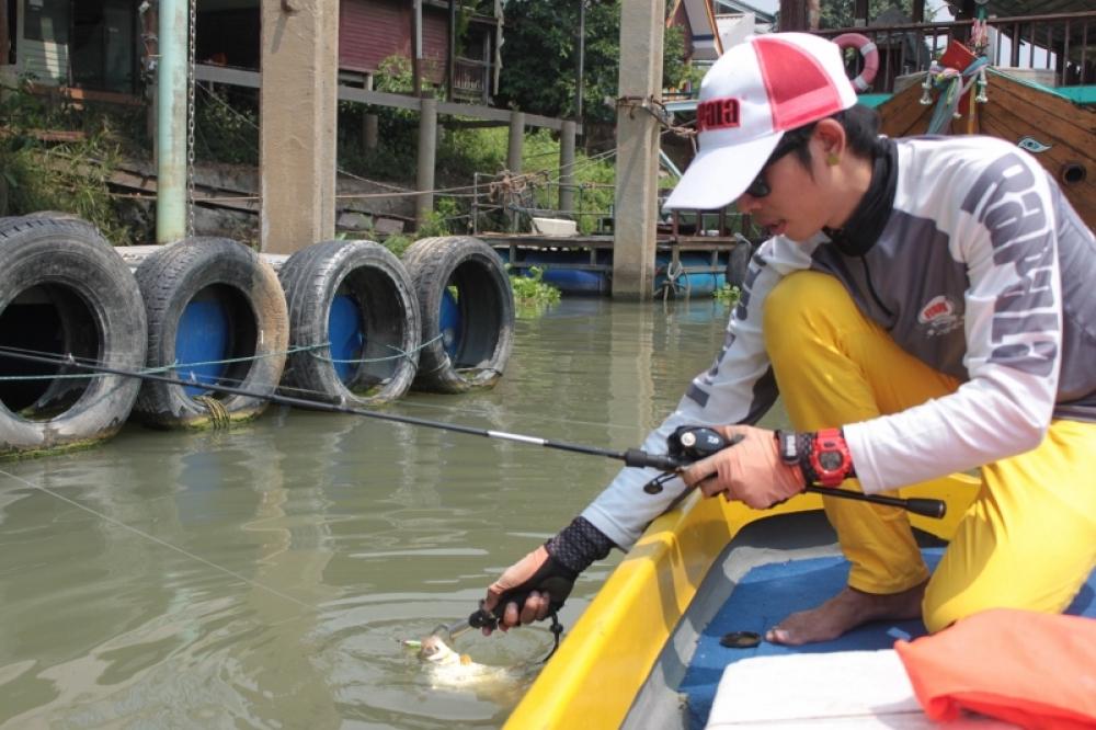 ไม่นานปล่อยเรือน้อยลอยตามน้ำ....ตีย้ำๆทุกๆทีทีไหลผ่าน....กระแหน้อยตอบรับมาอีกแล้วครับ :cheer: :cheer