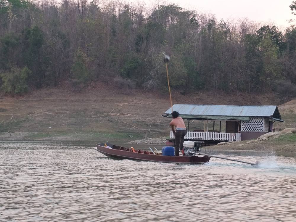 

ขับเรือมาถึงแพ เจอไต๋อ้นกำลังหากับข้าว พอดี