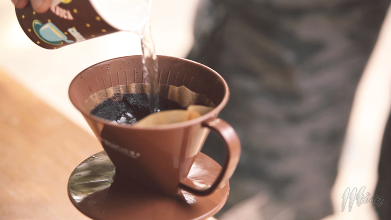 เปิดฉากอย่างเร้าใจด้วยกาแฟสด กันก่อนนะครับ

ที่จริงมันกาแฟไม่สดนะ แห้งสะขนาดนั้น จะสดได้ไง
 :cool