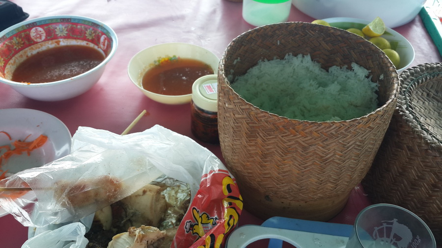 นี่ๆ   ลืมไม่ได้เลย ข้าวเหนียวน้องบี นึ่งมาเอง กินบนเรือฟินไปอีกแบบนึง
 :umh: :umh: :umh: