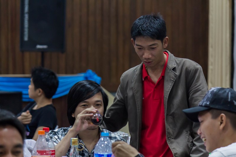 เฮ้ยดุ๊ก นายหยิบผิดแก้ว หรือเปล่าว่ะ...ไม่ผิดพี่ ผมไม่ดื่ม....5555

 :laughing: :laughing: :laughi