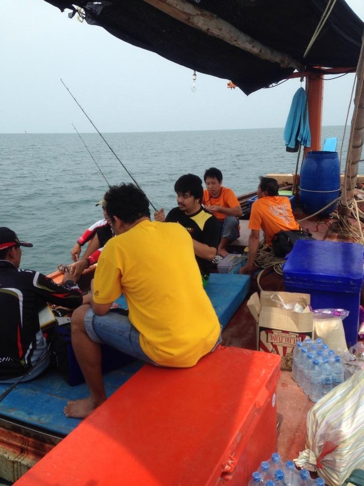 คลื่นลมสงบ สมชิกเริ่มสุมหัวกันวางแผนหาปลาจานทำกับข้าวเย็นกินกันมื้อแรกวันนี้ :cheer: :cheer: