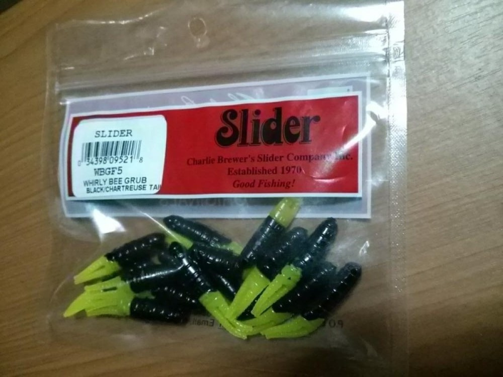 ตัวถัดมาครับ Slider Whirly bee glub 1.5" สียอดนิยม ตัวดำ-หางเขียว