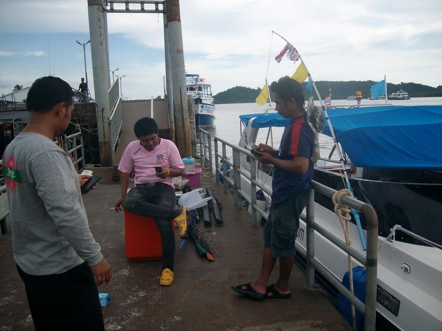 พอถึงท่าเรือ ก็ต่างคนต่างเช็ค เฟสบุค ไลน์ เสียงเตือนจากโทรสับดังสนัน หวันไหวไปหมด

 :laughing: :la