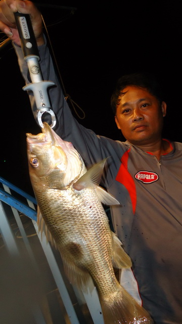 และคนสุดท้ายผมเองครับรวม11คน1ไต๋2เด็กเรือรวม14ชีวิตบนเรือ