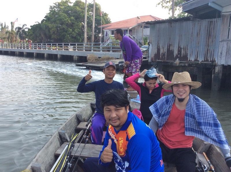 พอเจ้าถิ่นมาถึงที่ท่าลงเรือทุกอย่างพร้อมแล้วเราก็เริ่มการเดินทางกันเลย เจ้าถิ่นวันนี้คือ น้าโต้ง และ