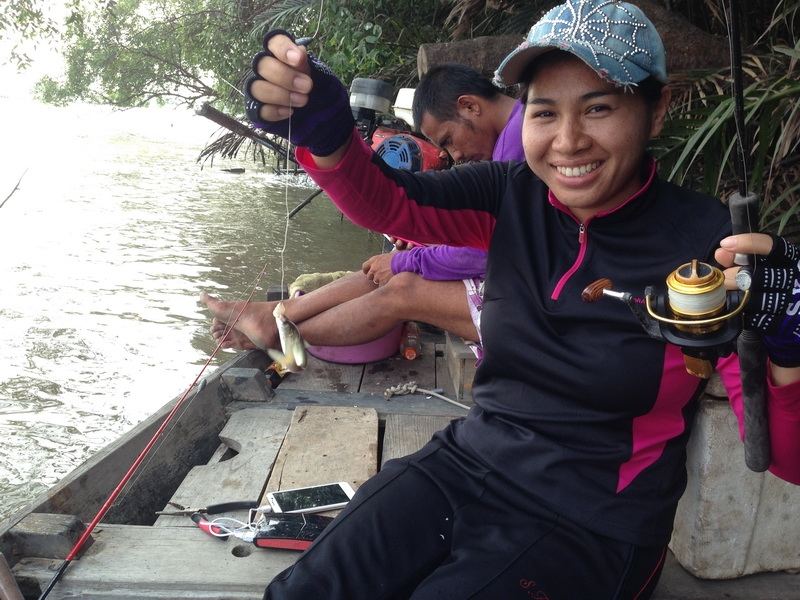 พอย้ายหมายสุดท้ายก่อนกลับ ผบน้าโต้งก็ได้ปลาตัวแรกจนได้  :laughing: :laughing: :laughing:
