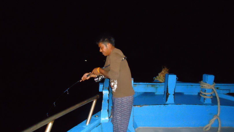 แล้วเจ้าผงเด็กเรืออีกคนแอบไปโดนอะไรหัวเรือไม่รู้