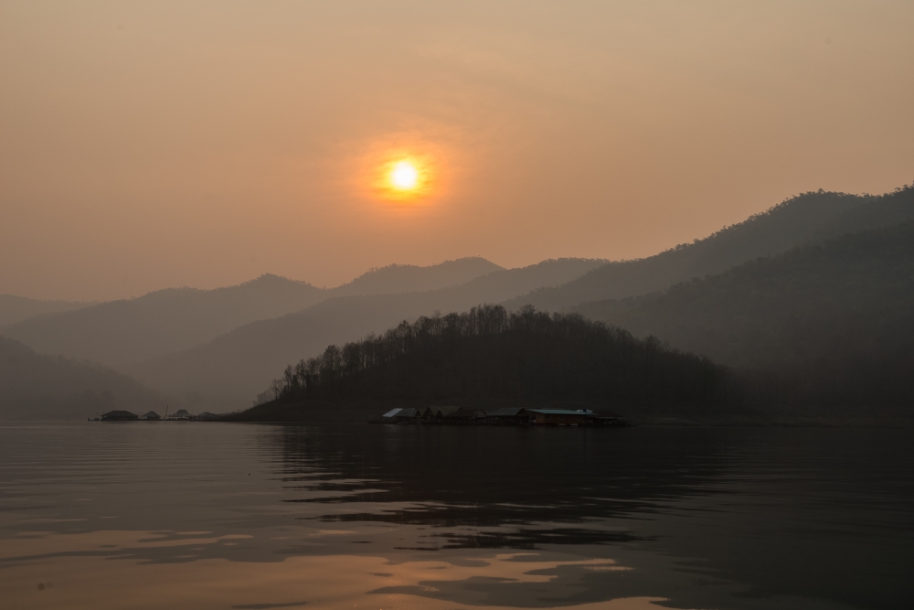                 
                " เมืองในม่านควัน "

                ผมชอบเข้าเขื่อน วิ่งเรือ.