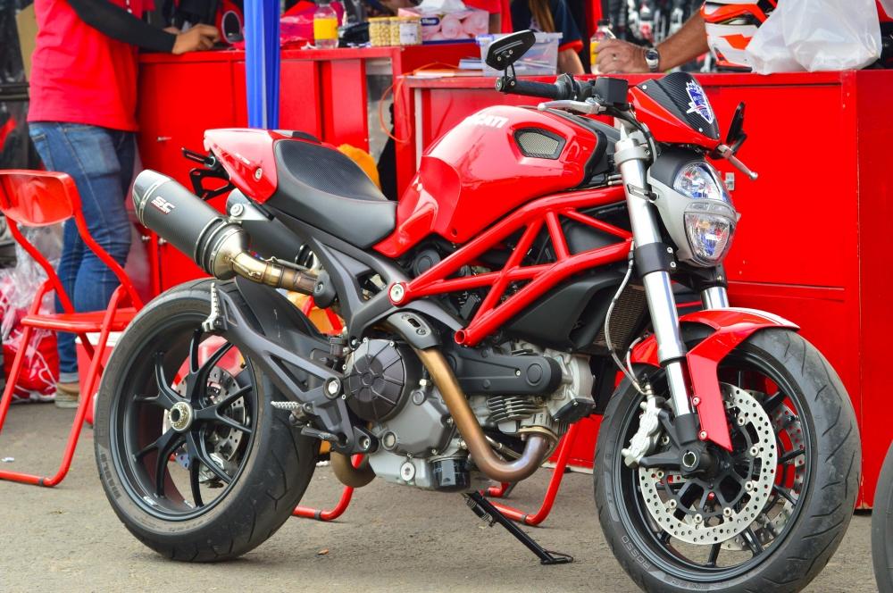 ตามมาด้วย Ducati คงเป็นรถที่ทุกคนใฝ่ฝันที่อยากจะมีไว้ในครอบครอง ( รวมผมด้วย )