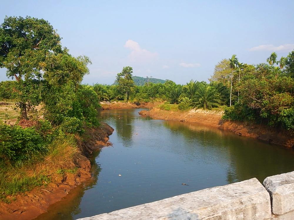 
 [center]ผ่านสะพานคลองแม่ยาย สำรวจหมายจากด้านข้าง[/center]

