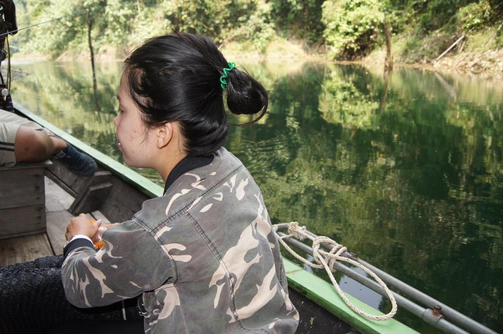 
[center]ด้านท้ายเรือก็ยังไม้หายร้อน งั้นพักกันอีกสักนิด แต่ต้องรีบๆหน่อยนะ

"ผมยังแห้วอยู่นะครั