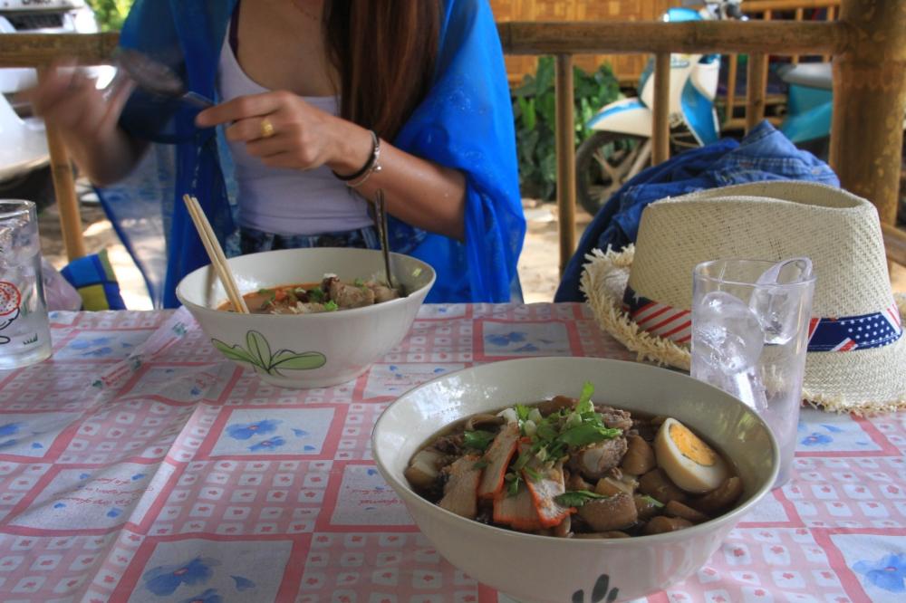  :grin: :grin: :grin:มาแล้วครับ ก๋วยจั๊บหมู อาหารที่หากินยากมากๆในเกาะลันตา มาๆครับ มาทานมื้อเที่ยงด