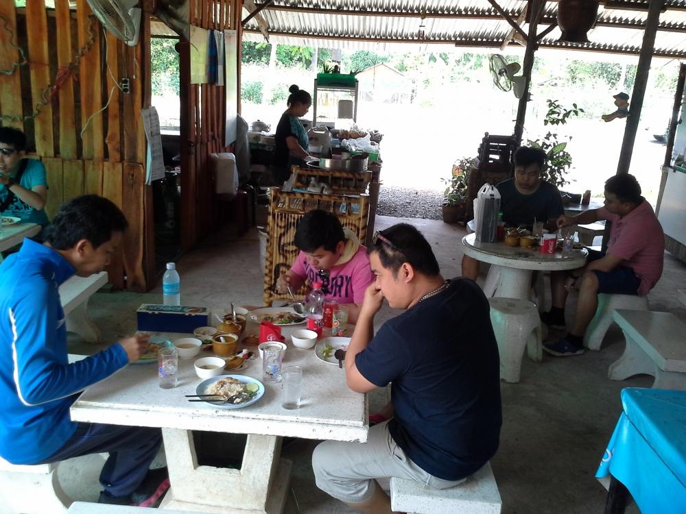  [center]ถึงที่หมายบ้านน้ำเชี่ยว จังหวัดตราด กันตอนบ่ายโมงกว่าๆ ( แวะหาของกินและอุปกรณ์เพิ่มเติมกันต