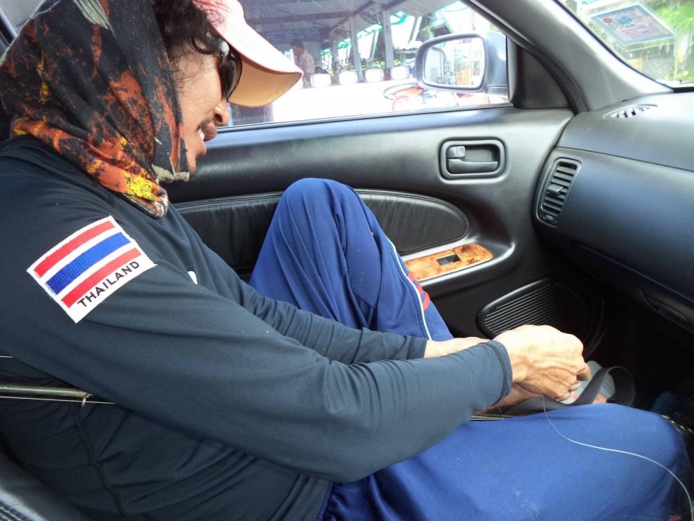 
พี่ทิพย์บอกว่าปลากัดไม่ติดเบ็ดเลยวันนี้ สงสัยผูกช็อกลีดไม่ดี เลยผูกใหม่ กร๊ากกกก มันเกี่ยวกันมั้ยเ