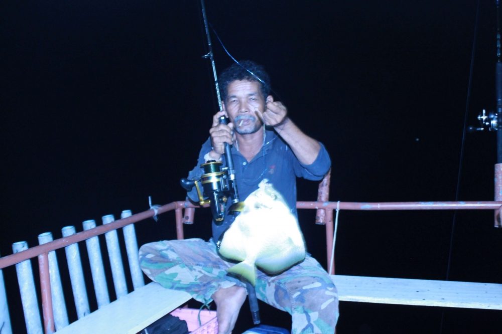 นั่งเงียบเหงาอยู่นาน ก็มีเสียง เฮด้านหลังเรือครับ  :love: :love: :love: :love: