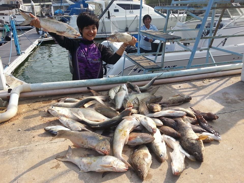  [center]คลื่นลมแรงมากออกไกลไม่ได้ เรือเล็กไม่มีออกจากฝั่ง หัวเรือตบน้ำกันเลยทีเดียว ทำเอาทะเลค่อนข้