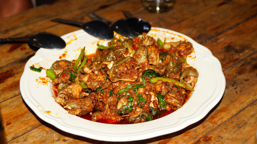 ขอบน้ำใจ น้องหนึ่ง แห่งทัพ คนป่า ที่หอบเสบียงมาจากบ้าน จากเรือน ผัดเผ็ดกบ ของขุนศึกทัพ คนป่า รสชาติโ