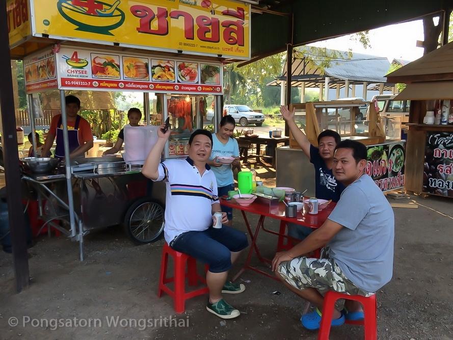 ทริปนี้ 4 ชีวิต ก็ต้องร้านนี้เลย  มื้อเย็นที่ไทรโยคครับ