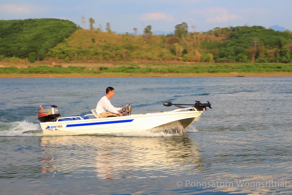 เลยได้จังหวะ ดริฟท์เรือเล่นที่หน้าแพซะเลย