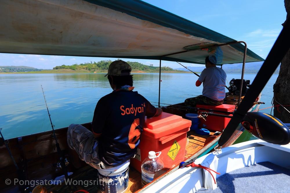 สายในรอกของวันชัยไหลลื่นออกไปอย่างเร็ว...

พอวัดดันสวนเข้าไป...ยื้อยักกันอีกพักใหญ่

สลิงก็ขาดกล