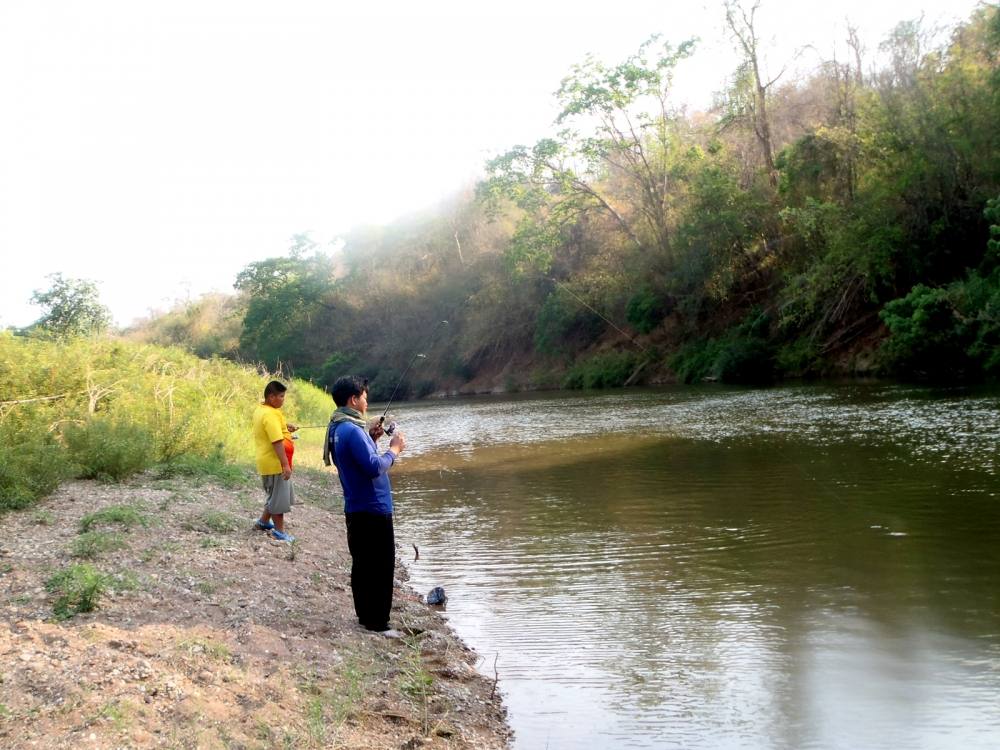 [center]ตีกันอยู่ซักพักก็มีตัวเข้ามาชาร์จเหยื่อป๊อปเปอร์ดังสนั่นครับ[/center]