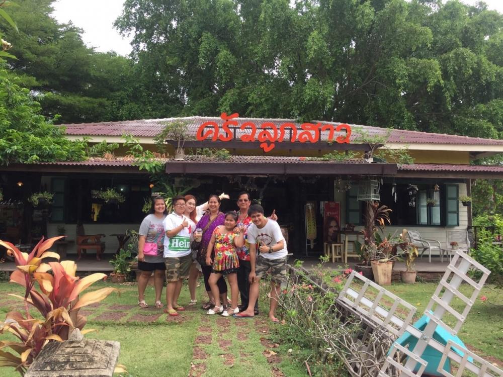 ร้านนี้ตกแต่งแบบคาสสิกๆ 
ได้บรรยากาศไปอีกแบบครับ
ร้านพี่สาวผมเองแหละครับอิอิ
น้าๆที่ผ่านไปจังหวัด