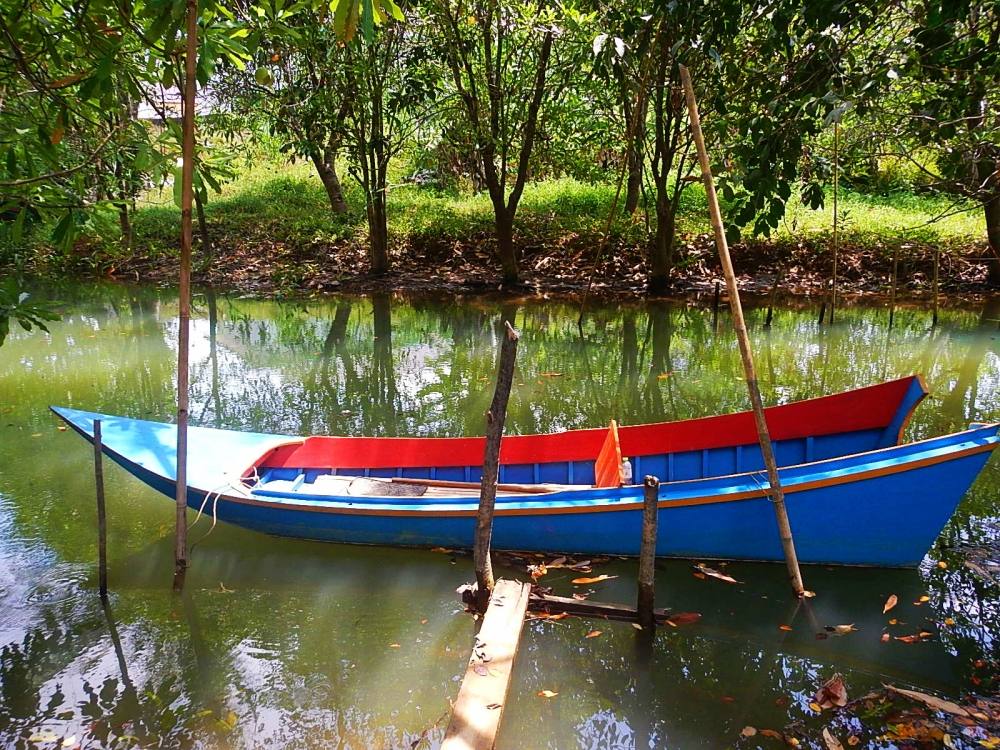  
[center]เป็นเรือลำนี้เลย ที่พร้อมจะพาผมและเพื่อนอีกคนออกไปสำรวจกัน[/center]

