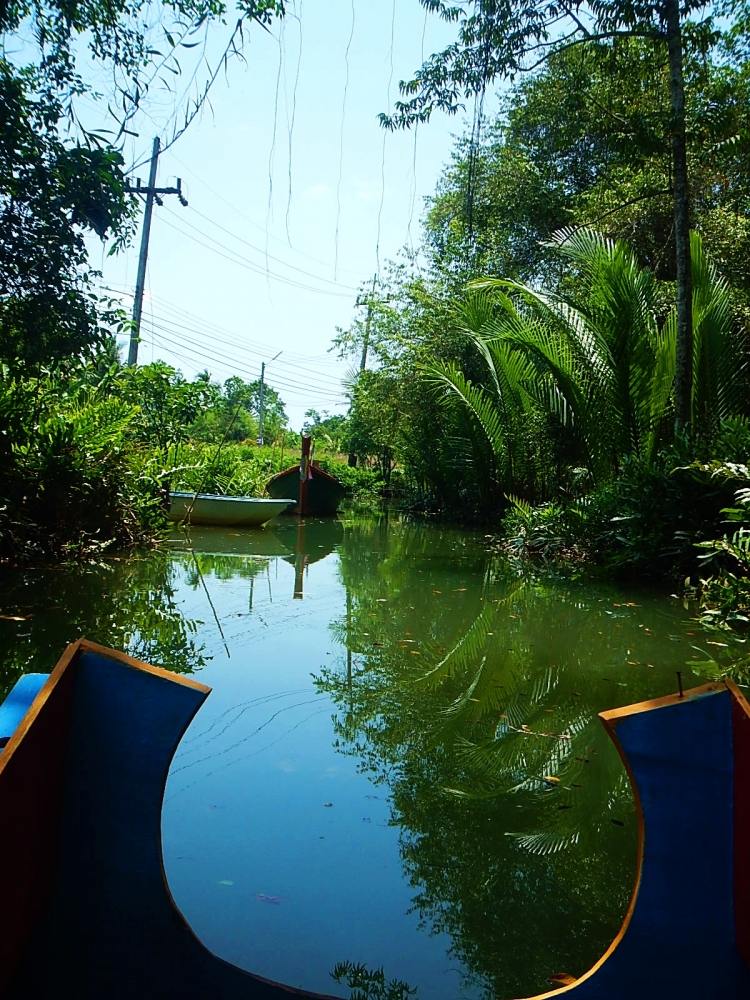 
 [center]เอาด้านท้ายเรือไปคับ เห็นพี่เค้าบอก...มันไปง่ายกว่า   :grin:[/center]

