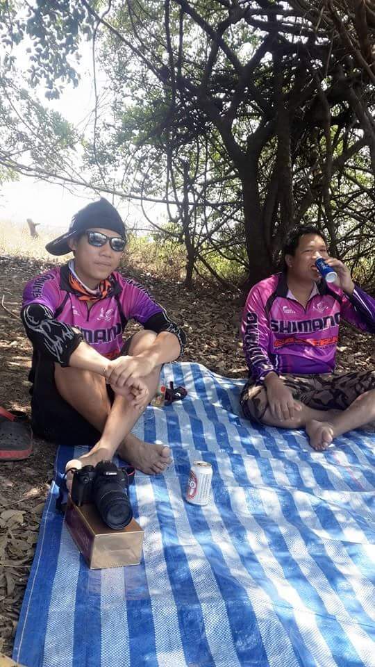 ทำก้อยเสร็จ นั่งพักคุยกันไปเรื่อย