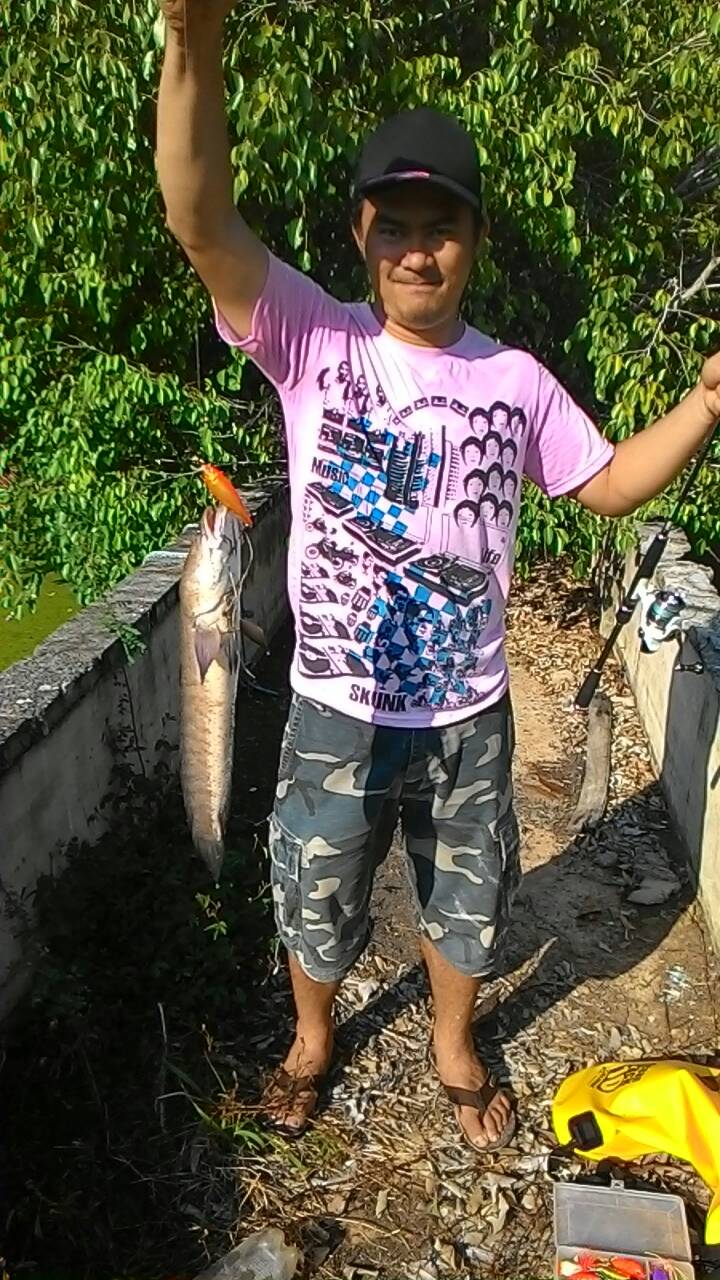 พี่มะกัน อีกหนึ่งคนในกลุ่ม BANPHE-SAMED Fishing team วันนี้พี่เค้าบอก "เล็กๆไม่ใหญ่ๆพี่ชอบ"  :laug
