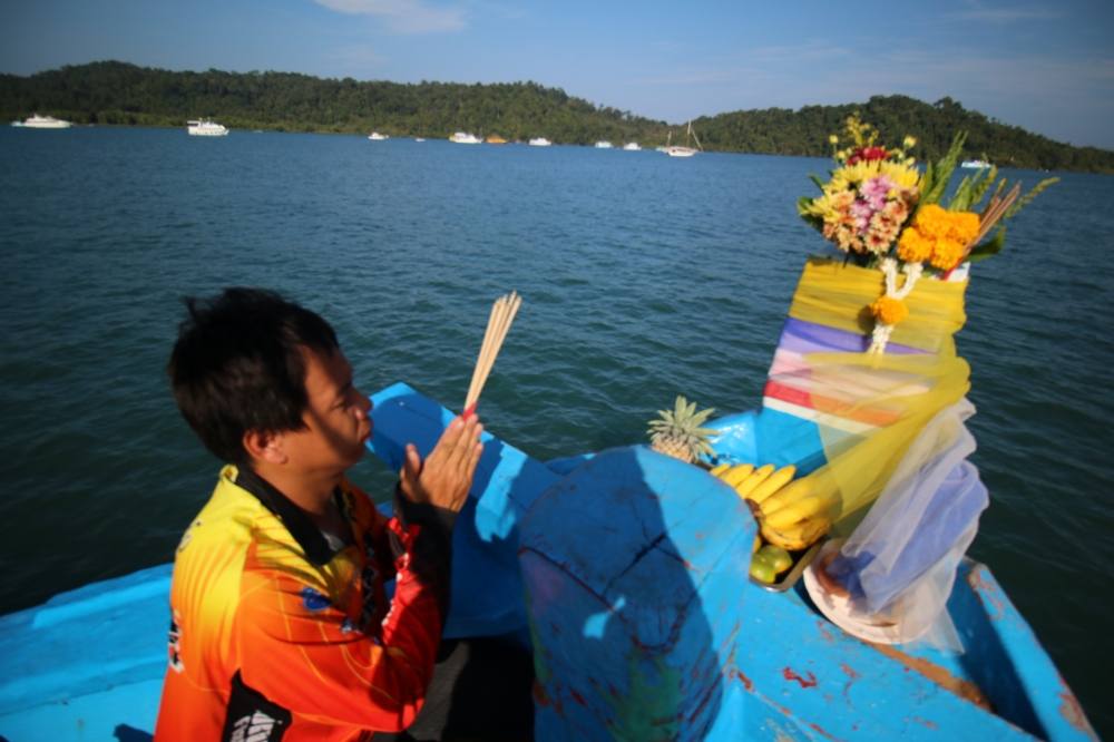 
           
                    โปรต้น กัปตัน ของทริป นำทีมบนบาน ต่อแม่ย่านางประจำเรือ


     