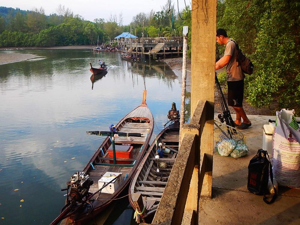 
 [center]วันนี้เราลงเรือกับ......บังเลาะห์ นัดหมายกันไว้แต่เช้าคับ[/center]

