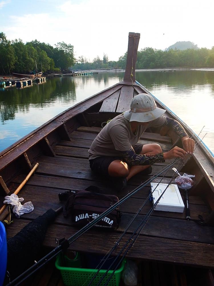 
 [center]ขนของลงเรือเสร็จ ไต๋ก็เร่งเครื่องออกปากอ่าวทันที[/center]

