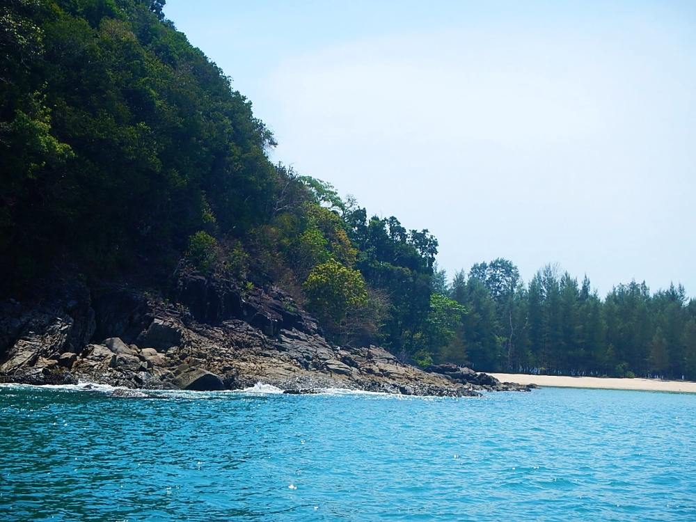 
 [center]แนวนี้เป็นเวิ้งหาดทรายเข้าไปครับ แต่ดูแล้วไม่น่าจะมีตัวแระ ...... [b]คนดำนํ้า[/b]  พรึบๆๆ