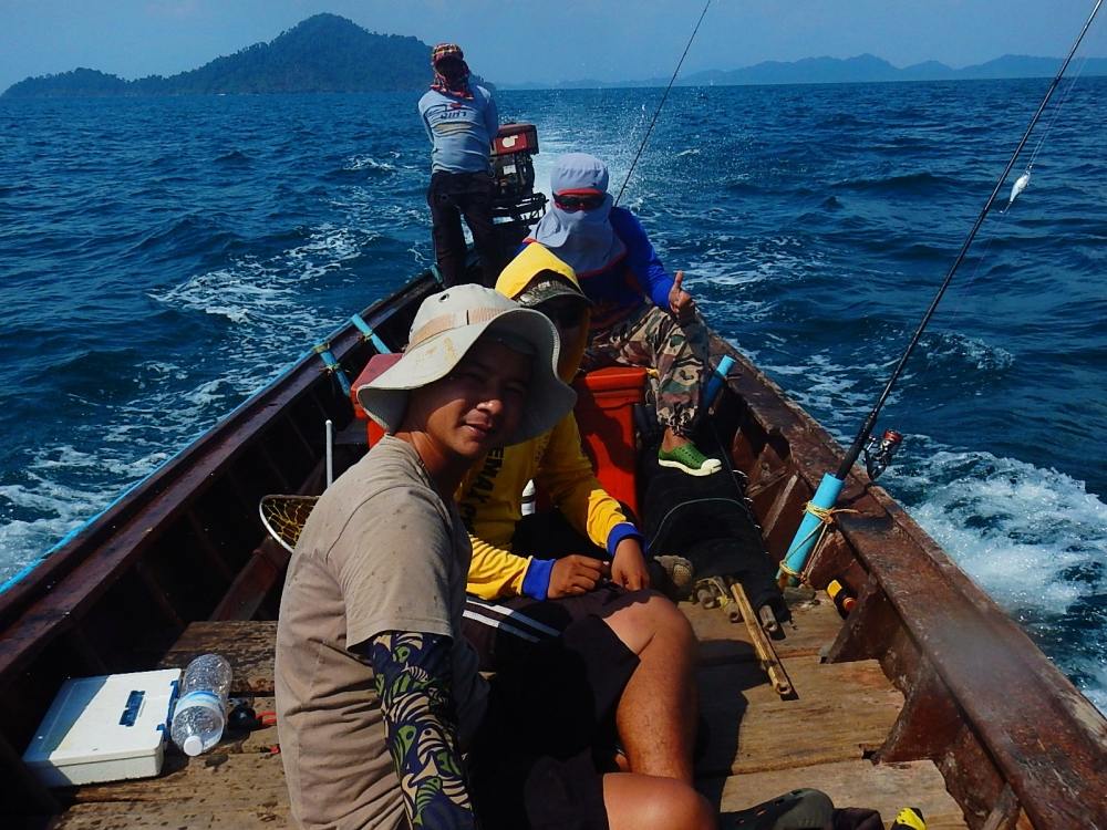 
 [center]แล่นเรือย้ายหมายไปเรื่อยๆ เกาะไหนไม่เจอตัวก็ต้องรีบย้าย [/center]

