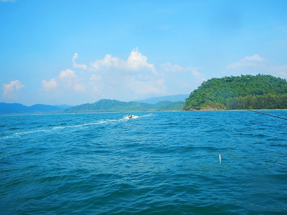 
 [center]แหม่ๆๆๆ........แว๊นนน กันจริงๆ วิ่งตัดหน้าเรือใหญ่เลย   :ohh: :ohh:[/center]


