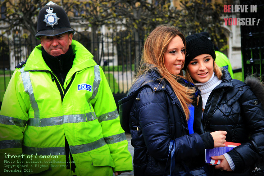 พอหันหลังกลับมา ก็ยังพอมีภาพบรรยากาศของสาวๆ ที่ถ่ายรูปกันหน้า Big Ben ส่วนผม ก็แอบกดชัตเตอร์เร็วๆ เพ