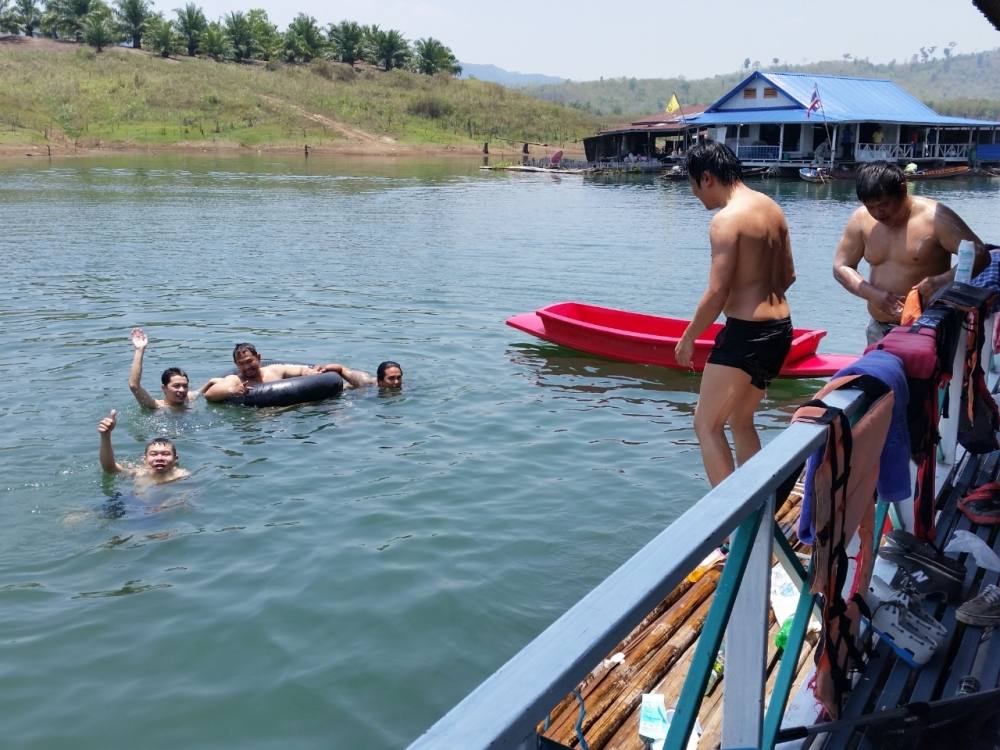  ขึ้นแพกันได้ก็ไม่รอช้า  [b]เล่นน้ำสิครับ[/b] :laughing: :laughing: :laughing: