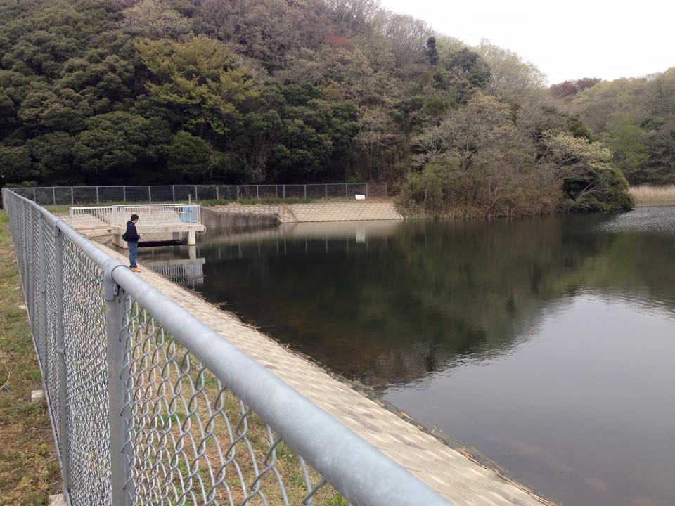 ฝั่งนี้..มีนักตกปลาชาวญี่ปุ่น  ยืนตีอยู่อีกคน    :grin: