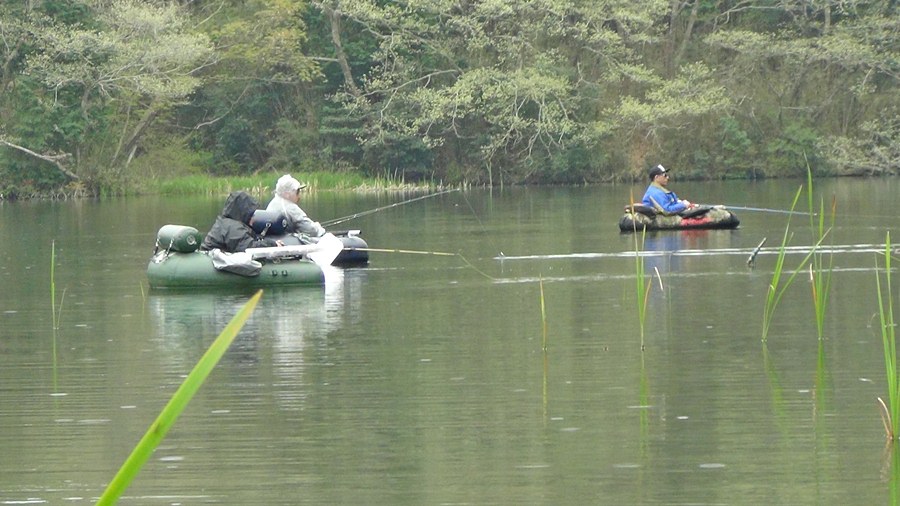 ช่วงสายๆ  มีนักตกปลาชาวญี่ปุ่น  ใช้เรือยางแบบตีขา  มาลงตีปลา Bass     :grin: